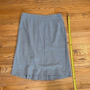 Moda size 6 light gray pencil skirt with pleated back